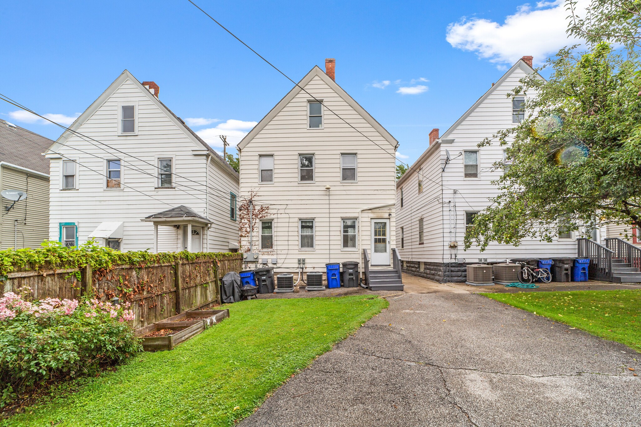 Building Photo - 1352 W 58th St