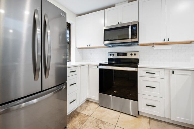 Building Photo - 2Bd/1.5Ba Kirkland Townhouse