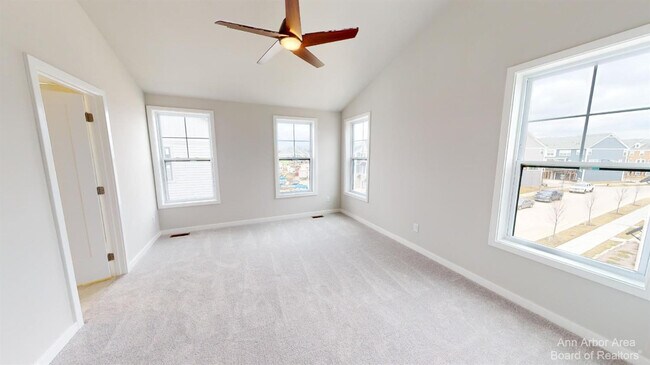 Building Photo - 2877 Rayfield Ave
