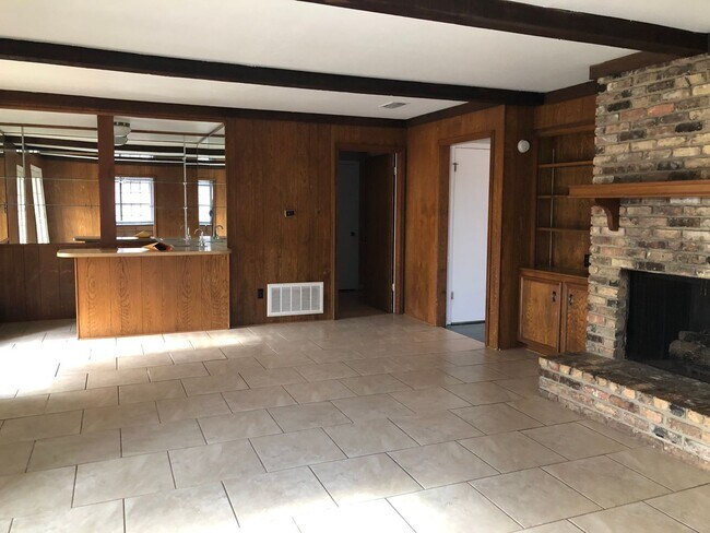 Building Photo - 10114 Village Green Dr