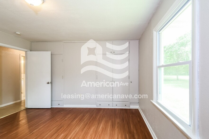 Building Photo - 1044 Farmview Dr