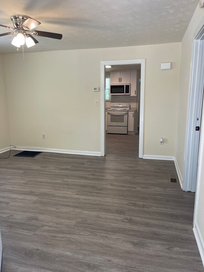 Building Photo - Charming Fully Renovated 2BR/1BA Near Both Hospitals – Washer/Dryer Included!