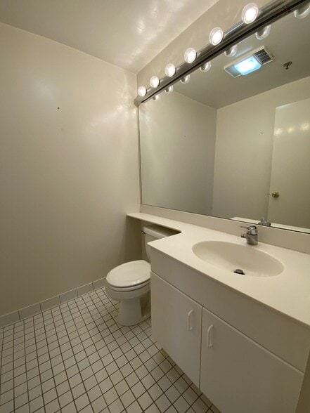 Building Photo - 931 Massachusetts Ave