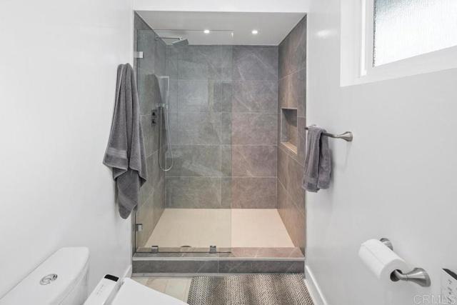 Building Photo - 6073 Avenida Chamnez