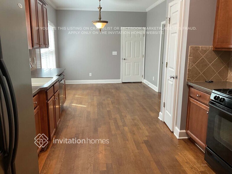 Building Photo - 1085 Chippewa Oak Dr NE