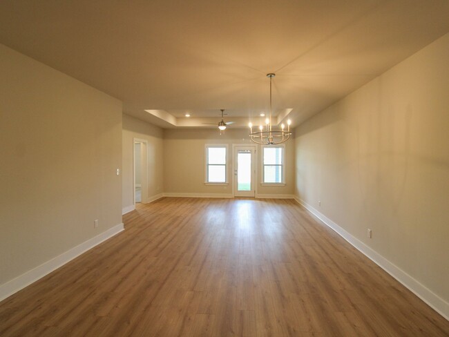 Building Photo - Beautiful townhome located minutes from At...