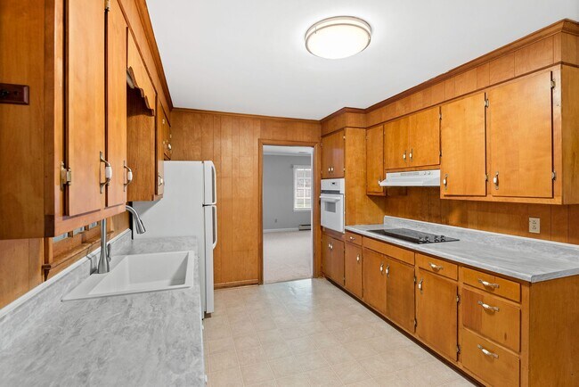 Building Photo - Available 5/9! Charming & Convenient Brick Ranch