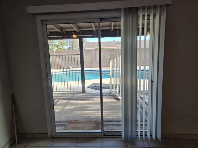 Building Photo - Beautiful 3 Bed 1.75 bath Corner lot, with...