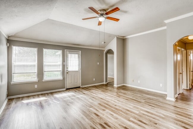 Building Photo - 5811 Ridgebluff Ln