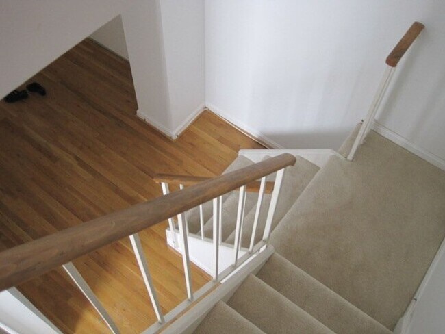 Building Photo - Two-Level Kalorama Condo with Washer/Dryer...