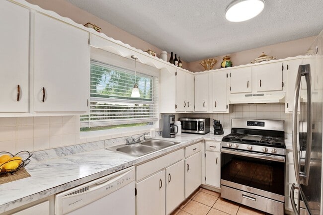 Building Photo - Beautiful 4/3 home With Attached Mother In...