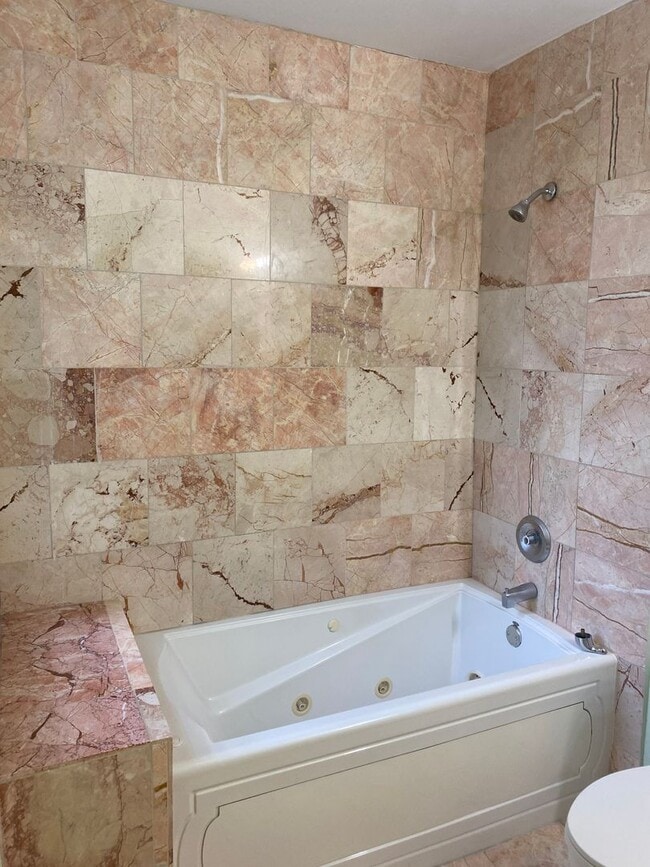Building Photo - Amazing Renovated 2BED 2BATH
