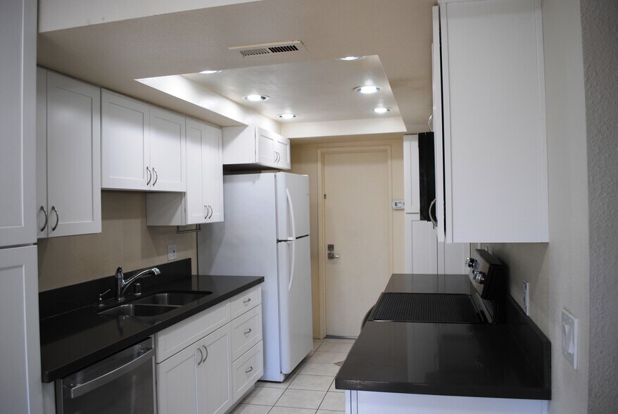 Building Photo - 5821 Portobelo Ct