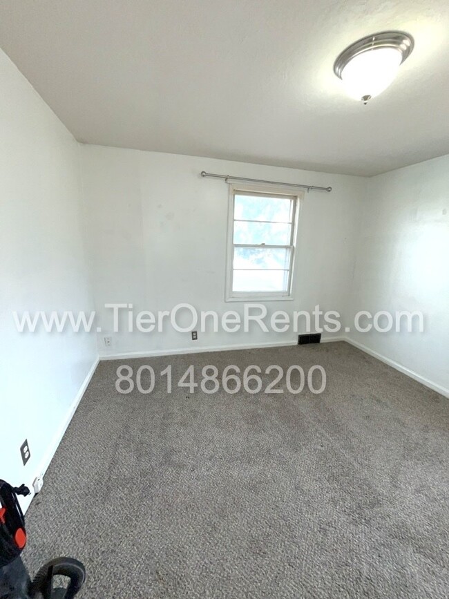 Building Photo - Move-in special: $500 off First months rent