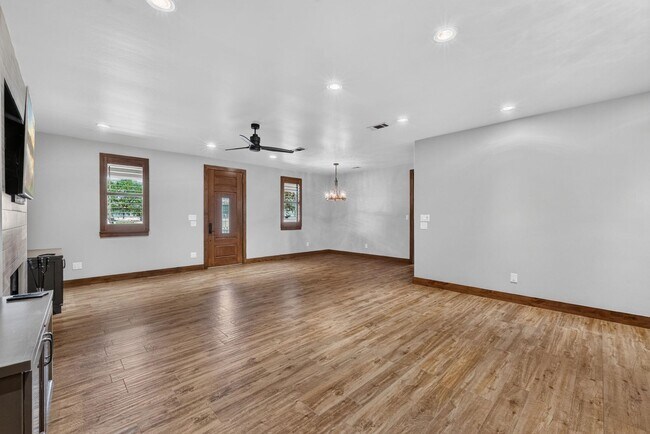 Building Photo - 2924 Candace Cir