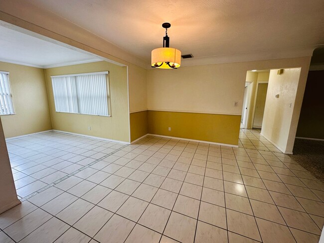 Building Photo - Spacious 2 Bedroom 2 Bathroom Seminole Home with Yard