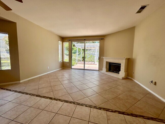 Building Photo - Spacious 4 Bed/2.5 Bath Home Escondido