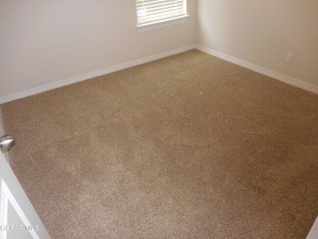 Building Photo - 561 Oakmont