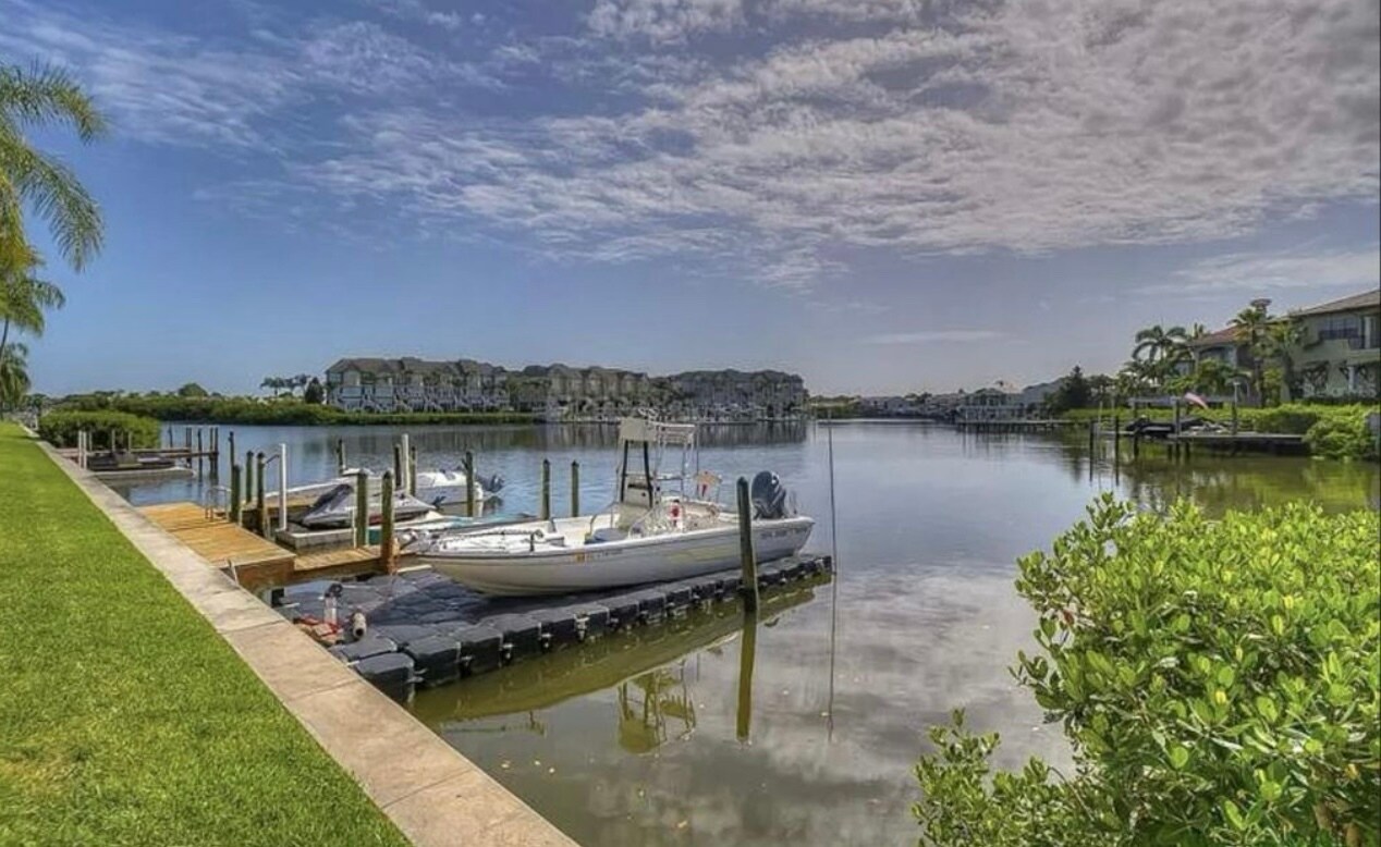 Building Photo - 8811 Bay Pointe Dr