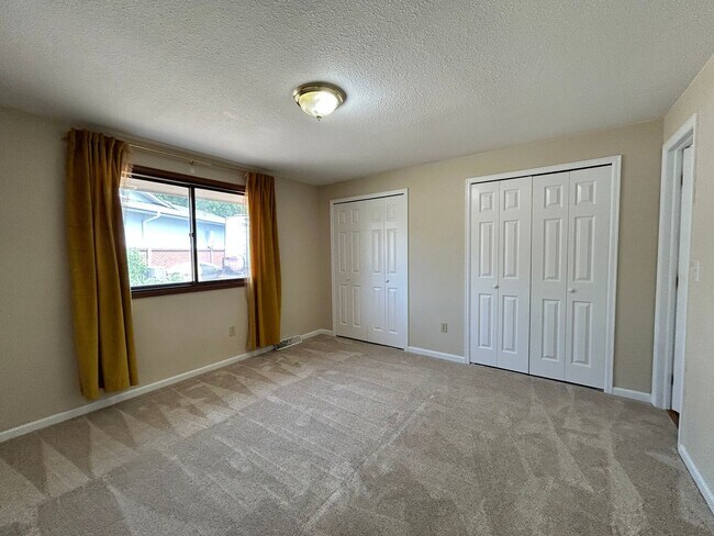 Building Photo - Recently Remodeled 2Bd/2Ba with Attached G...