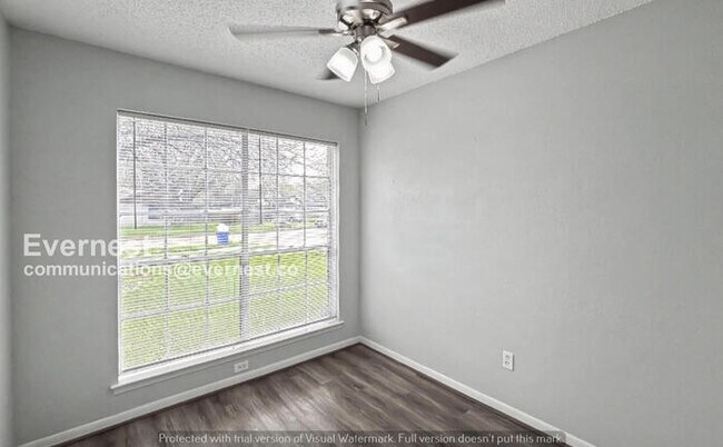 Building Photo - 3 Bed, 2 Bath Home with Fenced Yard & Garage / Pet-Friendly / Available Now!