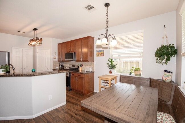Building Photo - 2110 Stonehollow Ct