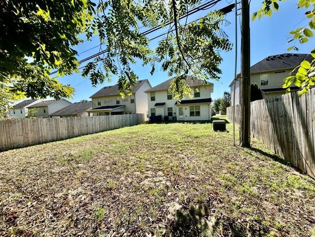 Building Photo - Large 4 Bed, 2.5 bath in Lexington!