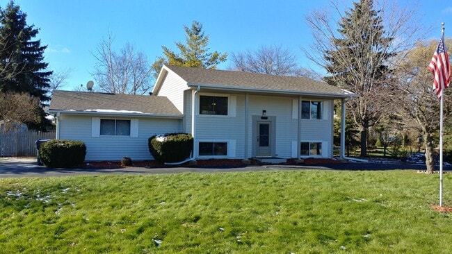 Building Photo - Spacious 4 bedroom 2 Bath Single Family Mt Pleasant