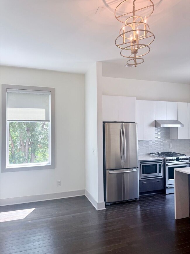 Building Photo - 3 bedroom/3.5 baths/ 12th S