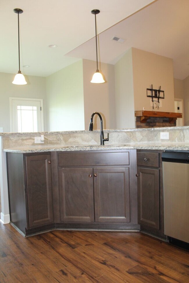 Building Photo - 3 Bed/2 Bath Home - Desirable Planter's Ridge Subdivision/CBA Schools