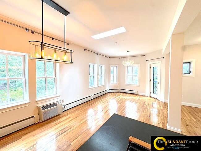 Building Photo - 275-277 River St