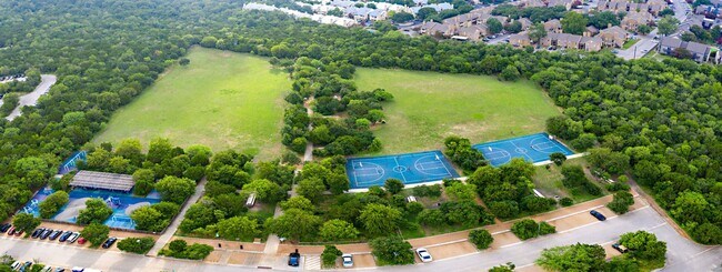 Building Photo - 2Bd Condo in Gated Community! Available No...