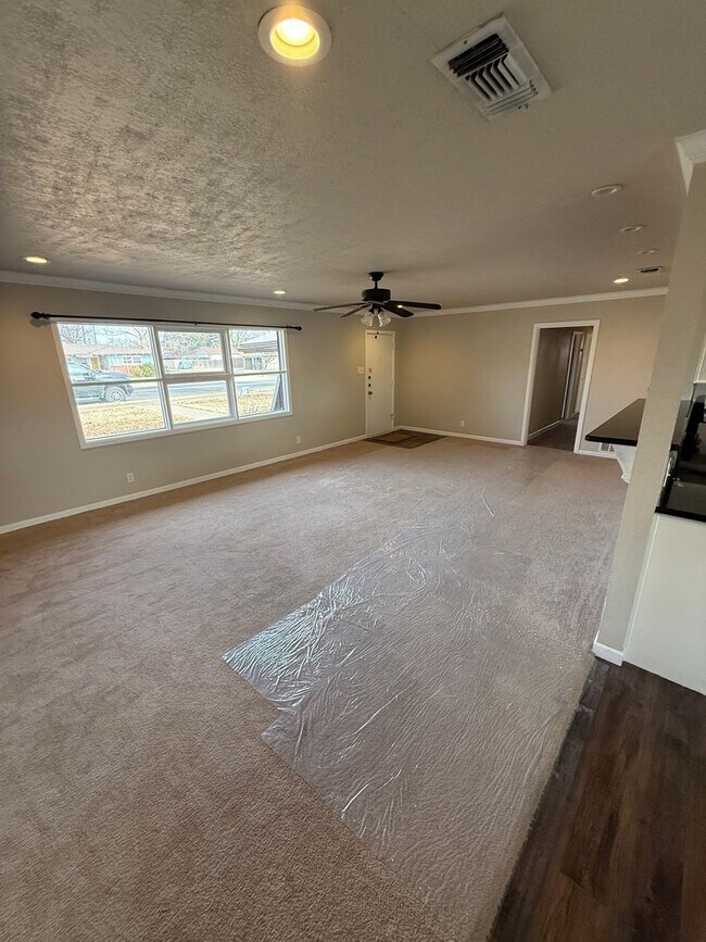 Building Photo - Available now! 4 bedroom 2 bath