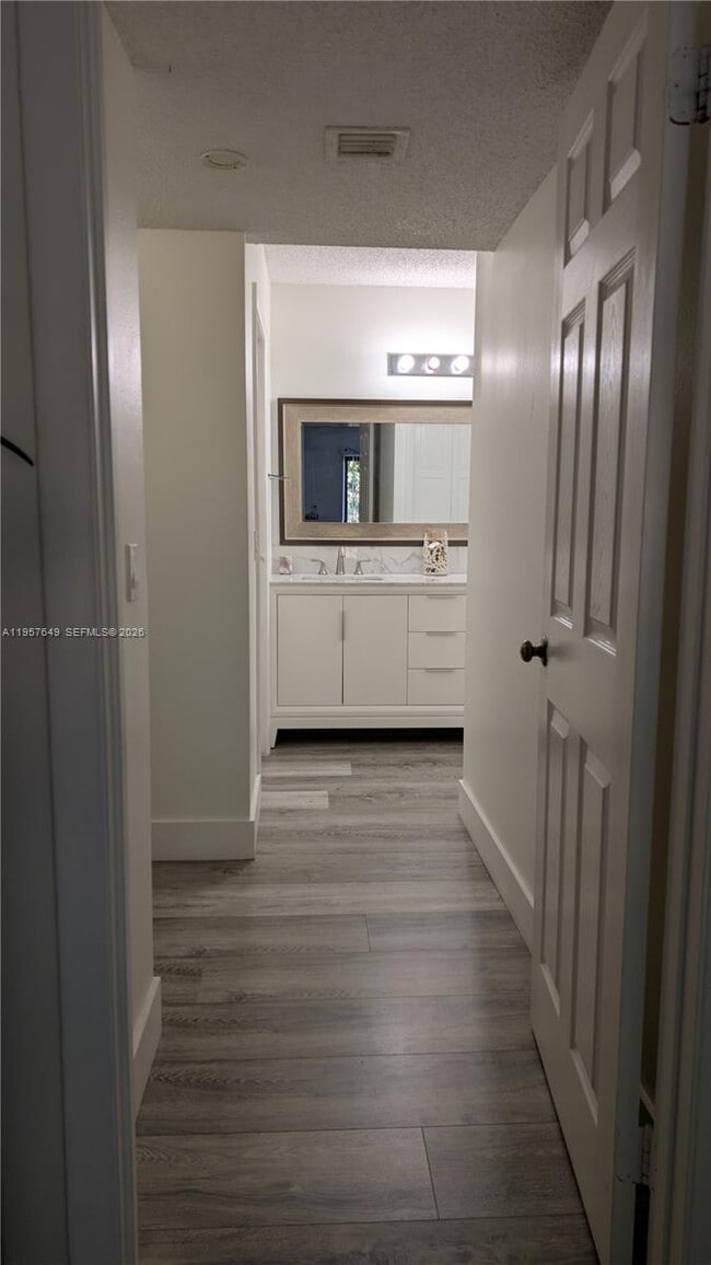 Building Photo - 369 Lakeview Dr