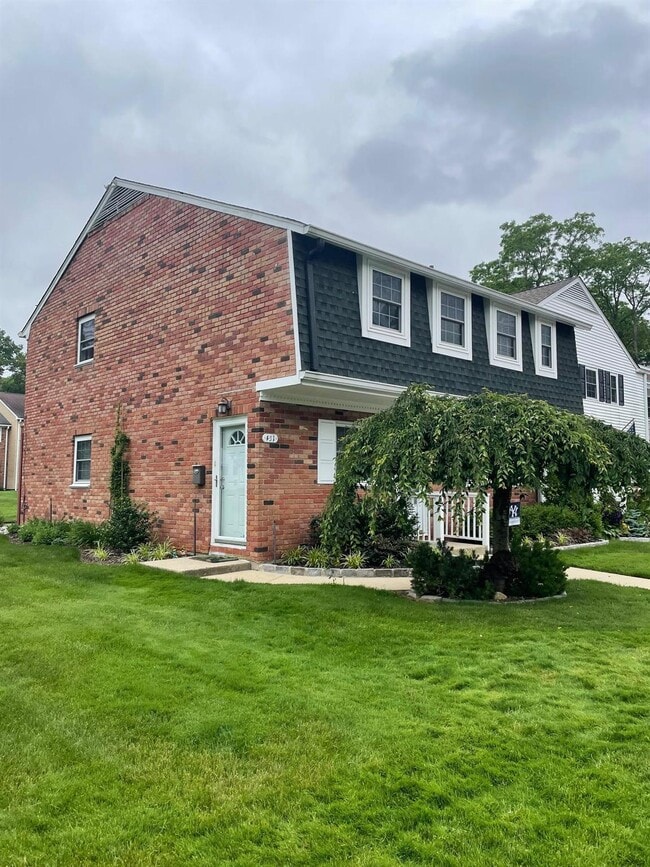 Building Photo - 451 Village Dr