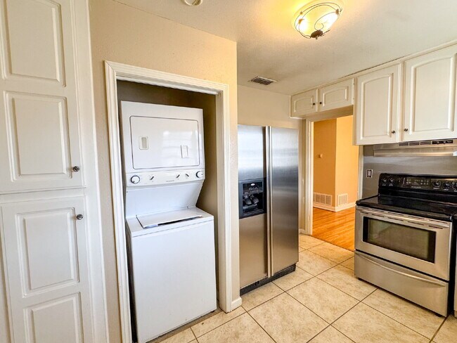 Building Photo - 3 bed, 2 bath in Tech Terrace with Flexibl...