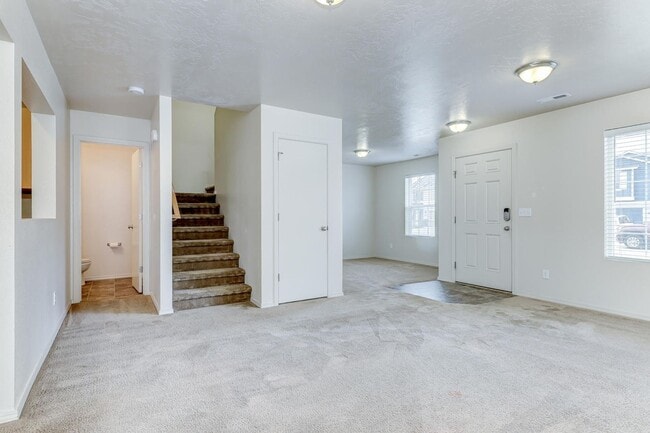 Building Photo - Very Clean 4 Bedroom 2.5 Bath Two Story Ho...