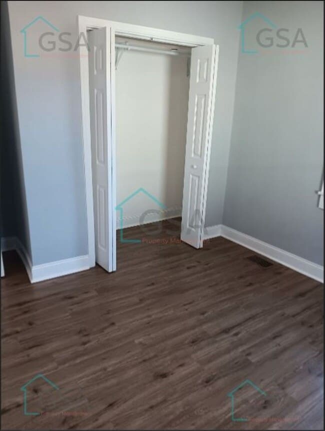 Building Photo - 3 Bedroom 2 Bath Available!