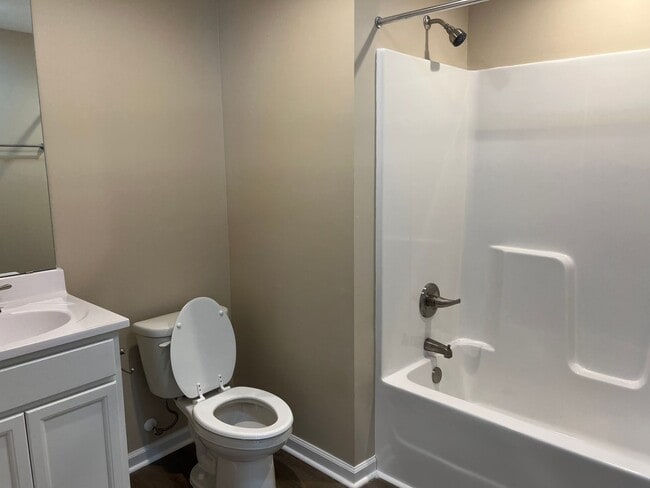 Building Photo - Nice 2 bedroom, 2 bath Duplex