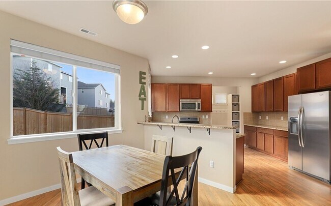 Building Photo - Beautiful large 4 bedroom home in the High...