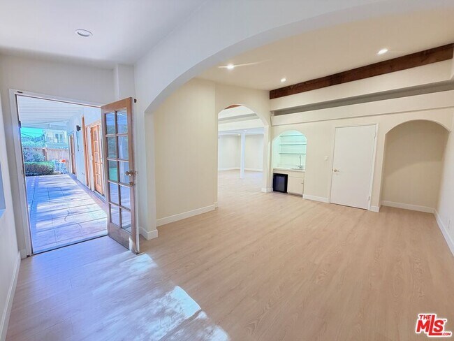 Building Photo - 2000 San Ysidro Dr