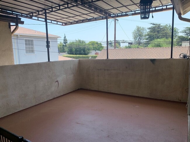 Building Photo - For Rent: Charming 2 Bed / 2 Bath Duplex i...