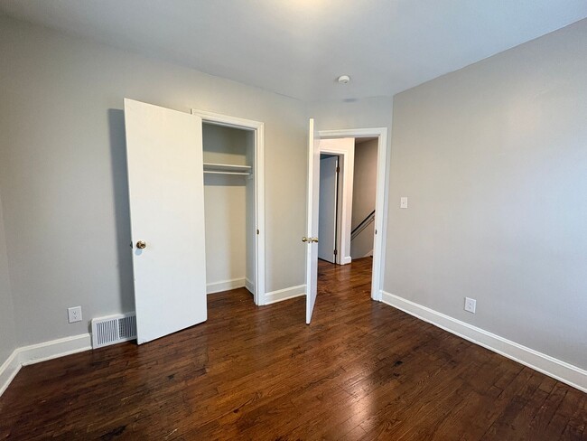 Building Photo - 2 Bedroom, 1 Bathroom Apartment in High Point!
