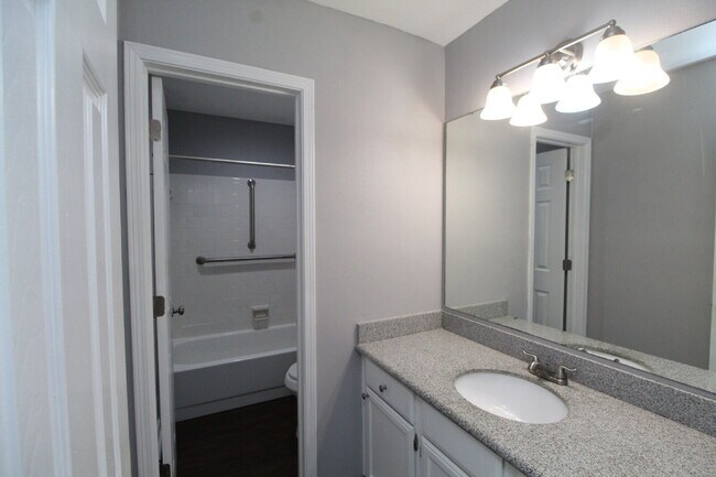 Building Photo - Private Cul-de-Sac Living — 3BR Home Featuring Open Layout, Wooded Backyard Views & Stylish Updat...