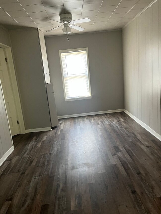 Building Photo - 2 bed/1 bath house