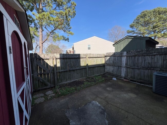 Building Photo - Spacious HOLLAND MEADOWS townhome