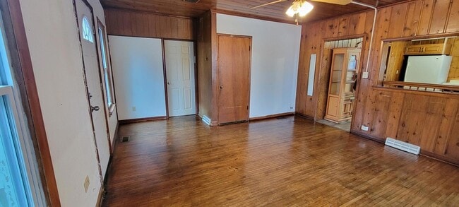 Building Photo - 2815 N Shore Dr