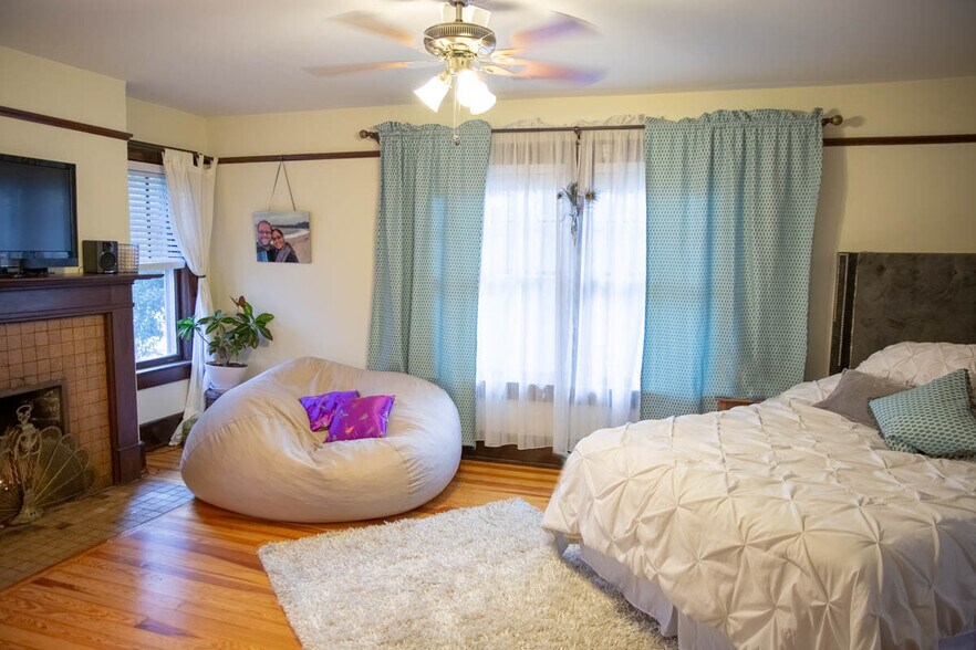 Master bedroom - 641 Bonaventure Ave NE