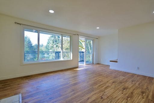 Building Photo - Modern Remodeled 2BR Duplex with Garage in Prime Shoreline Location