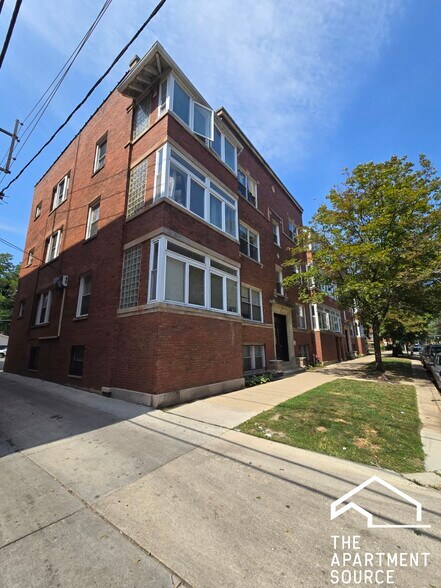 Building Photo - 7460 N Greenview Ave
